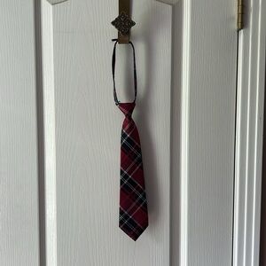 B23 Gymboree red tie